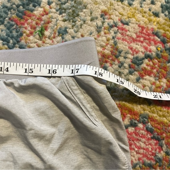 Underarmour women’s shorts size XL - Picture 3 of 6